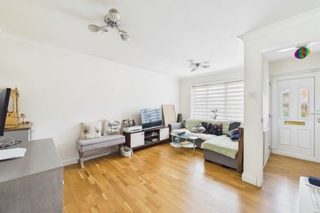 3 bedroom House in Isis Close, Wokingham - Photo 2