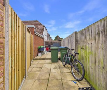 3 bedroom flat to rent - Photo 6