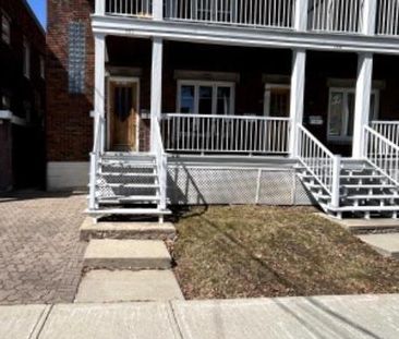 Très beau logement dans le Bourg-Joli au premier plancher - Photo 2