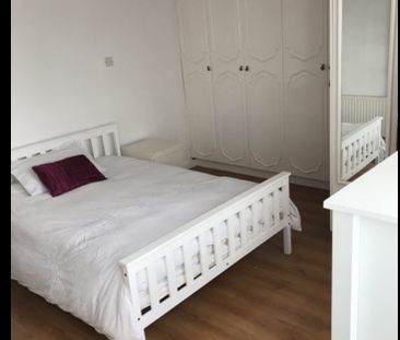 Room in a Shared House, Denham Crescent, CR4 - Photo 2