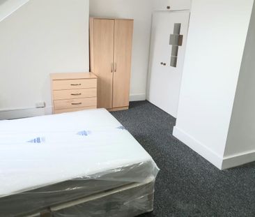 8 bedroom house of multiple occupation to rent - Photo 4