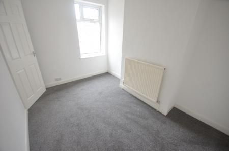 3 bedroom Terraced House To Let - Photo 2