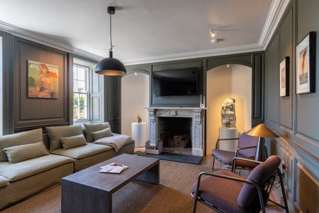 Manor House - Photo 2