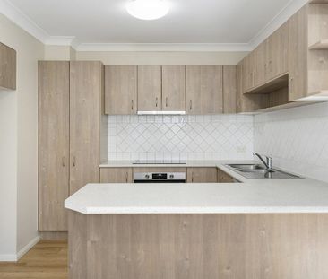 Spacious & Stylish Townhouse in Prime Inner-City Location - Photo 4