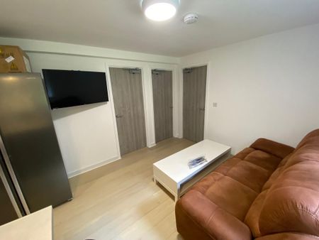 3 bedroom flat to rent - Photo 3