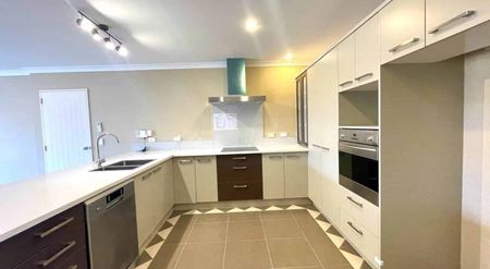 Family Home in Flat Bush - Photo 5