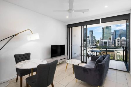 Modern Apartment with City Views in Prime South Brisbane Location - Photo 2