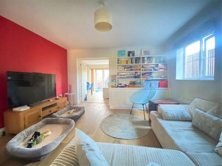 5 bedroom detached house to rent - Photo 2