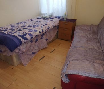 Room in a Shared House, Selby Road, E13 - Photo 2