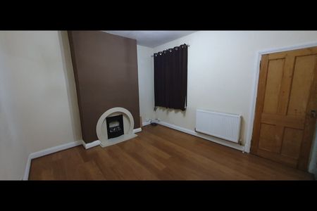 3 Bed Terraced House, Trafford Road, LE5 - Photo 2