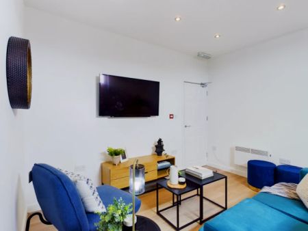 8 Bedroom House - Photo 3