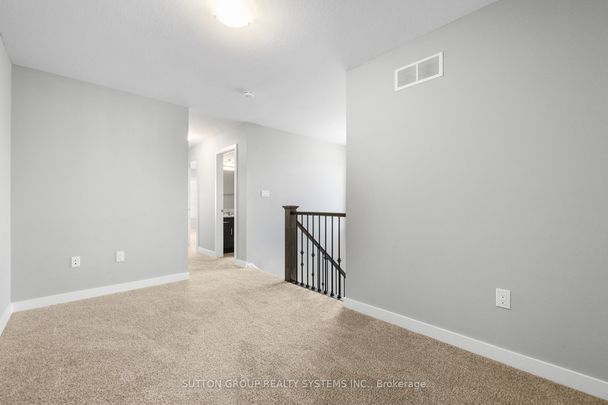 Townhouse For Lease | X8121562 - Photo 1