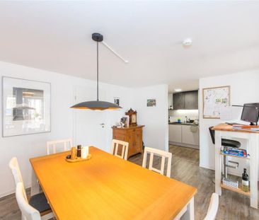 Stilvolle 2-ZKB im Dachgeschoss mit Einbauküche und Balkon - Photo 4