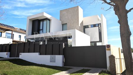 Stunning Contemporary Villa in Torrequebrada, Benalmádena - Photo 3