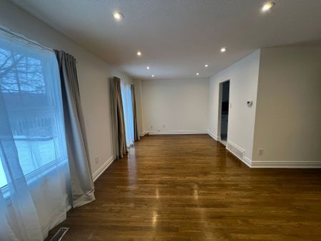 For Lease - 160 Don Head Village Boulevard, Richmond Hill, Ontario - Photo 2