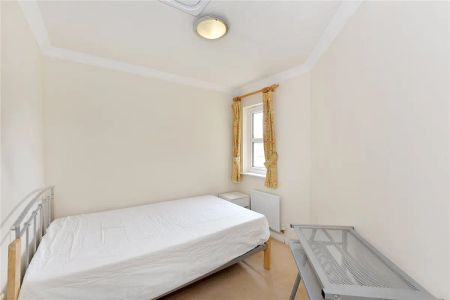 3 bedroom house in London - Photo 4