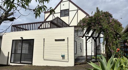 Fabulous Four Bedroom Home in Browns Bay - Photo 3