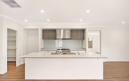 Immaculate and Near New Spacious Family Home in Prime Location - Photo 5