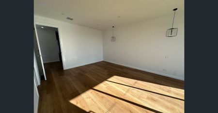 For Lease Park Facing Luxury Home 5-Bed 3 Bath 2 Ensuits in Clyde North - Photo 2