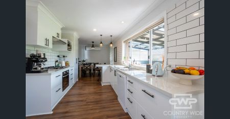 4 Bedroom, 2 Bathroom Home In a quiet area of town for Rent! - Photo 2