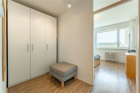 Útulný byt 2+kk s krytou lodžií, sklepem a otevřeným výhledem, k dispozici ihned – Štúrova 1417/2, Krč, 14200 Praha - Photo 3