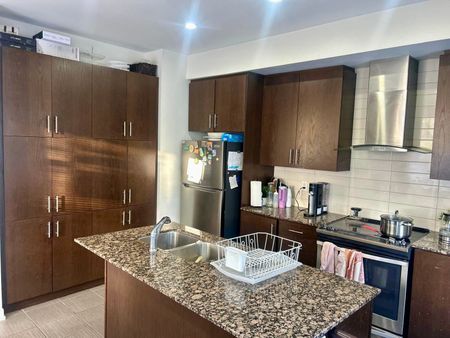 For Lease - 142 Salterton Circle, Vaughan, Ontario - Photo 3