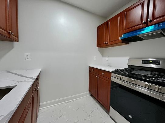 33 Boulevard Brunswick, Montréal, QC - Photo 1
