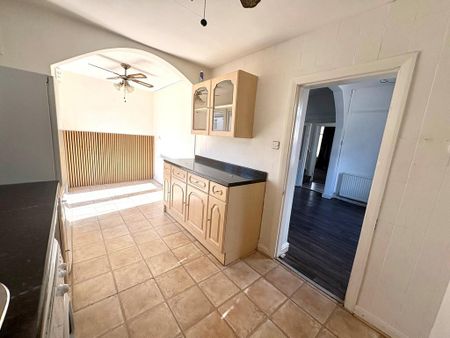 3 bedroom end of terrace house to rent - Photo 2