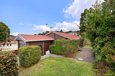Charming 3BR Hillpark Haven w/ Deck - Photo 4
