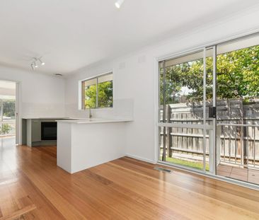 Charming 4 bedroom, 2 bathroom home - Photo 2