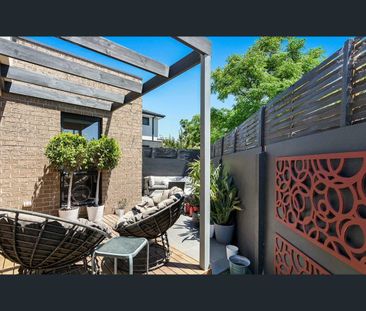 Prestige Beachside 4-Bedroom Townhouse with Contemporary Luxury - Photo 5