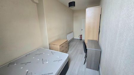 1 bedroom in a house share to rent - Photo 2
