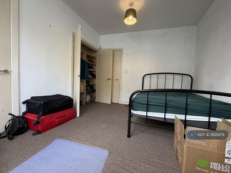 3 bedroom flat to rent - Photo 5
