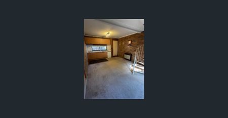 1 Bedroom 2 Storey Townhouse With Garage & Balcony, In Quiet Block Of 4, & Walking Distance To Centre & Market. - Photo 2