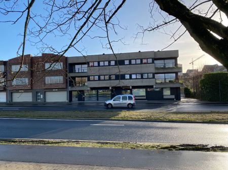 Ruim appartement met 2 slaapkamers, centraal gelegen. - Photo 2