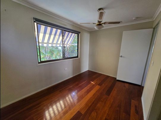 Share furnished house with pool, close to bus & shops - Photo 1