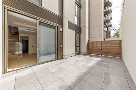 Immaculate two bedroom duplex apartment with a private terrace. - Photo 5