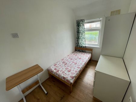 Room in a Shared House, Barclay Road, E13 - Photo 5