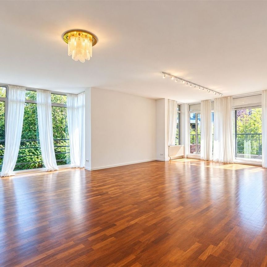 Appartement te huur in Ukkel voor € 2.350 met 3 slaapkamers - Photo 1
