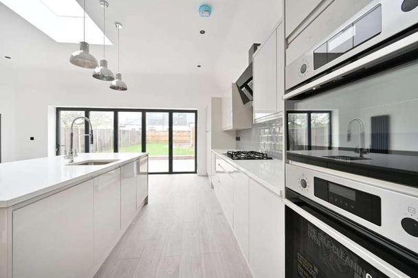 New Haw, Surrey, New Haw, KT15 - Photo 1