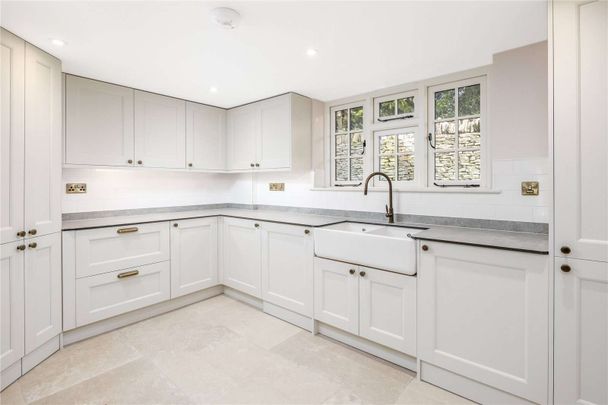 Spacious and well-presented family home just outside of Stow-on-the-Wold. - Photo 1