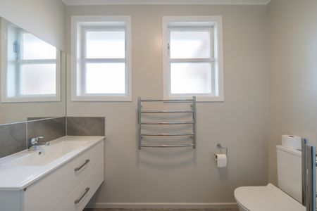 Charming 3-Bedroom Family Home in a Lovely Cul-de-Sac - Photo 2