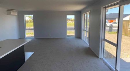 Huge 3 bedroom house plus 2 living - Photo 5