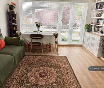 1 bedroom in a flat share to rent - Photo 1