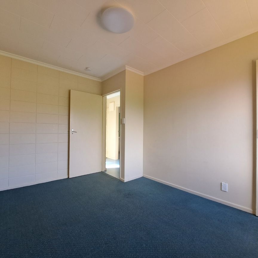 Sunny, Spacious & Super Convenient Two Bedroom in Wallaceville - Photo 1