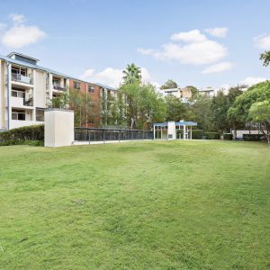 Light-Filled and Spacious Two-Bedroom Apartment - Photo 2
