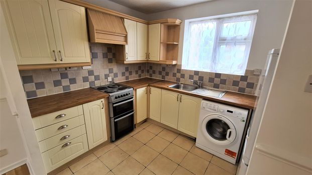 1 bed flat to rent in Springwood Crescent, Middx, HA8 - Photo 1