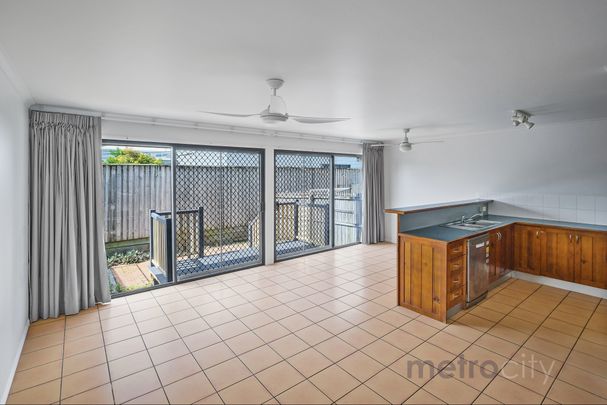 Beautifully Updated Townhouse Moments from Oxford Street!! - Photo 1
