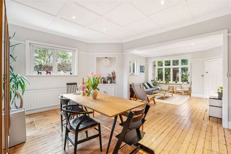 Fabulous family home on a beautiful tree-lined road in the heart of Bedford Park. - Photo 2