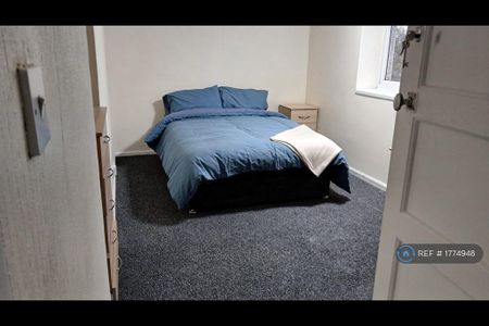 1 bedroom in a house share to rent - Photo 4